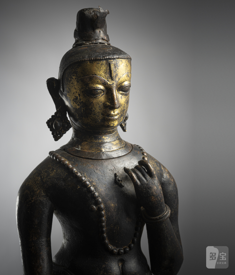 A large cast and repoussé figure of a standing deity - 图3
